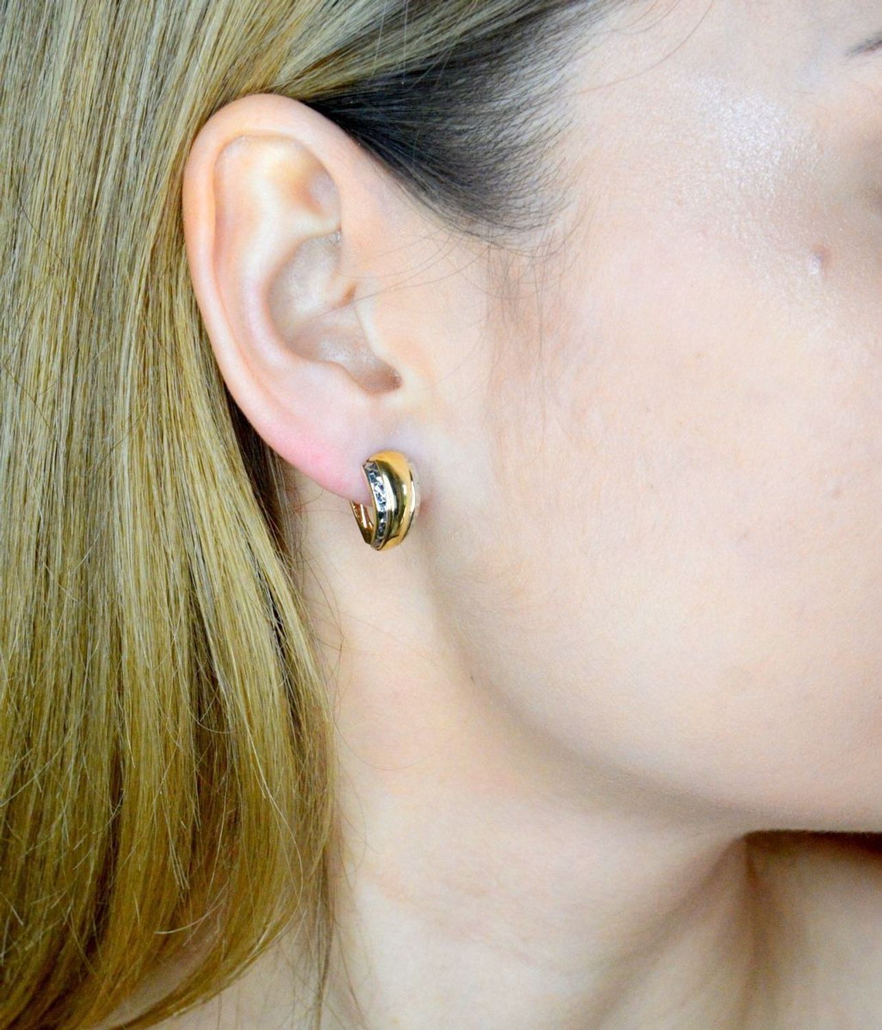 Złote kolczyki 375 angielskie z białym złotem KL 6868A 375. Złote kolczyki wykonane z najwyższej jakości żółtego złota, próba 375, waga około 1,34 gram. Kolczyki w minimalistycznym stylu, wpisujące się w obecne trendy modowe..jpg